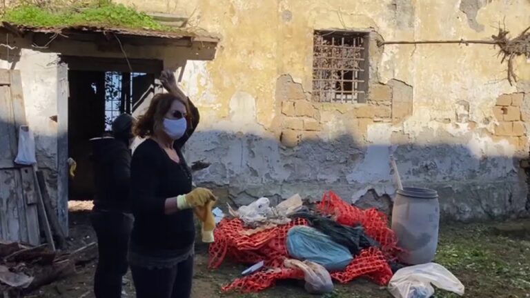 VOLONTARI RIPULISCONO PROCIDA, LA CAPITALE DELLA CULTURA 2022