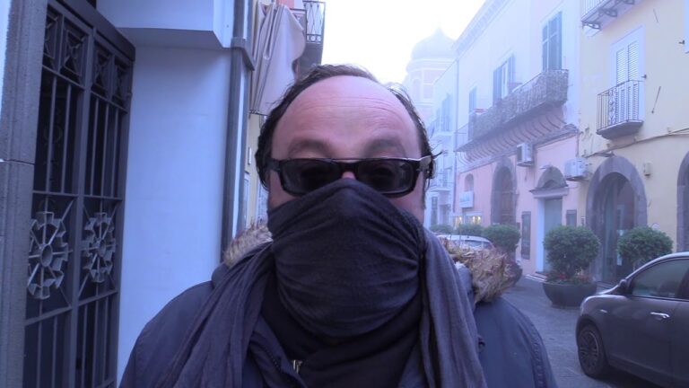 DA ISOLA VERDE A ISOLA INVISIBILE, COSI’ ISCHIA SI E’ SVEGLIATA AVVOLTA NELLA NEBBIA