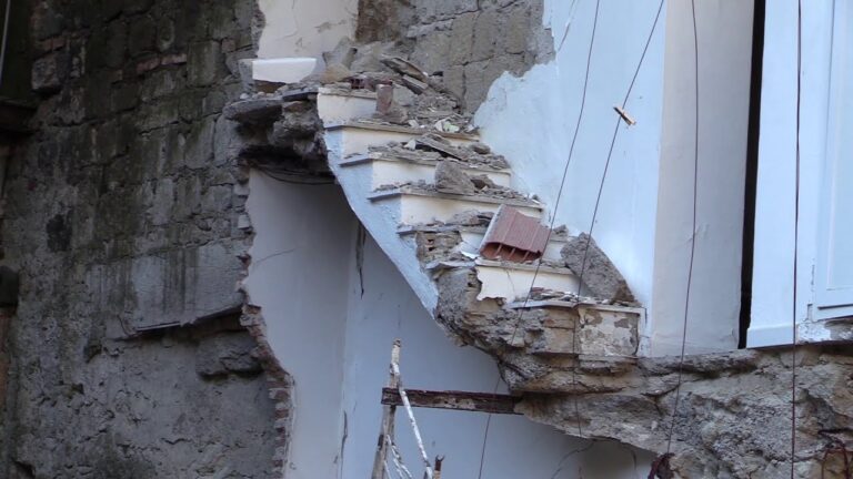 NON SOLO LE MACERIE DELLO STORICO STABILIMENTO TERMALE, L’ALVEO DE “LA RITA” E’ OSTRUITO IN PIU’ PUNTI ANCHE DA ROCCE E TERRENO FRANATO. DOPO GLI SMOTTAMENTI DEI GIORNI SCORSI SI VERIFICHI LO STATO DI TUTTI GLI ALVEI ISOLANI