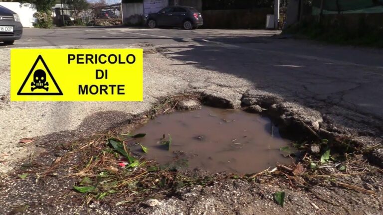 A FORIO CONTINUANO A FAR PAURA LE BUCHE DISSEMINATE SULLE STRADE, SI ASFALTINO PRIMA CHE CI SCAPPI QUALCHE GRAVE INCIDENTE