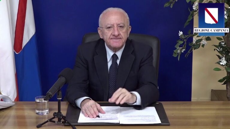 DE LUCA ANNUNCIA LA CHIUSURA DELLE SCUOLE: “RISCONTRATI VARI CASI DI VARIANTE INGLESE TRA GLI STUDENTI, NON POSSIAMO PERMETTERE CHE CI SIA UN’EPIDEMIA TRA I RAGAZZI”