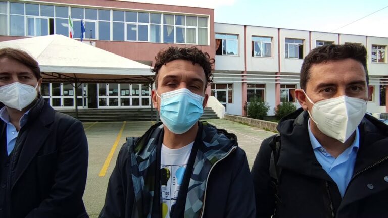 LO STUDIO SETTANTA7 AD ISCHIA PER VISITARE LA SCUOLA MEDIA SCOTTI: SI LAVORA AL PROGETTO CHE RIVOLUZIONERA’ IL PLESSO ISCHITANO