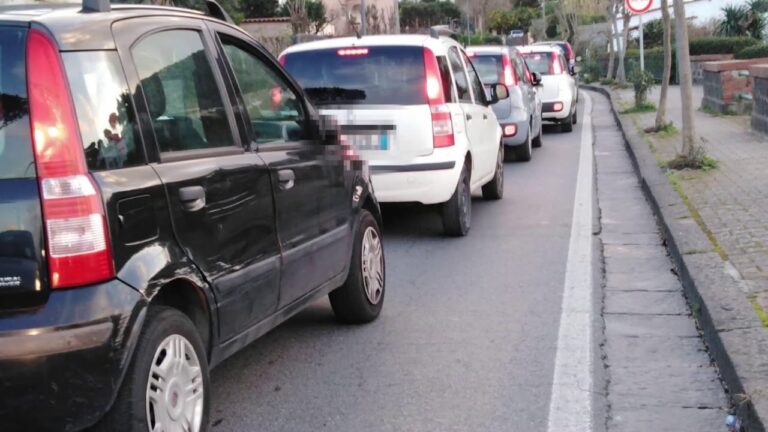 LAVORI SU STRADE PRINCIPALI E SECONDARIE TRA ISCHIA E CASAMICCIOLA, TRAFFICO IN TILT E DISAGI: PERCHE’ NON SI LAVORA DI NOTTE?