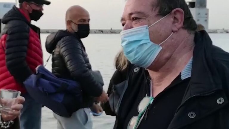 DOPO UN IMBARCO LUNGO 14 MESI, TORNA FINALMENTE A PROCIDA TOMMASO SCOTTO DI PERROTOLO, SUL PORTO APPLAUSI E BRINDISI AL SUO ARRIVO