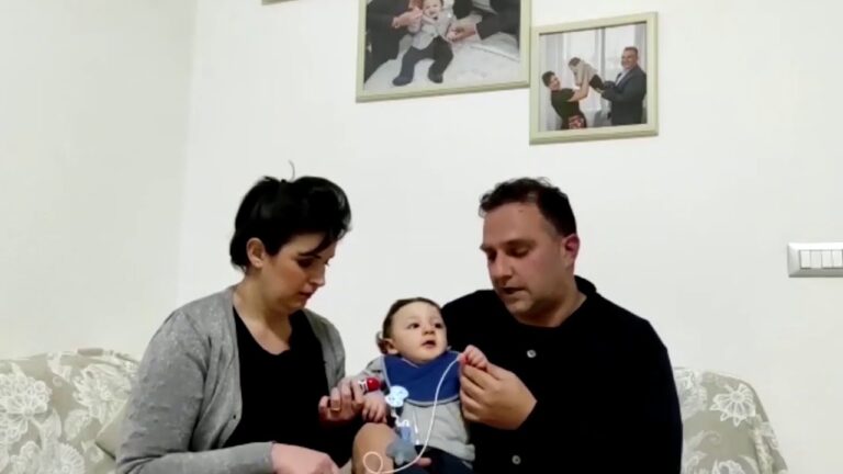 FARMACO PER LA SMA1, L’AIFA RISPONDE A DEL DEO: “PREZZO TROPPO ALTO, STIAMO FACENDO IL POSSIBILE”