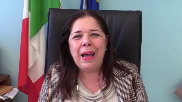 AL LICEO DI ISCHIA SI CATALOGA LA STORICA BIBLIOTECA, AL SUO INTERNO ANCHE LIBRI DI INIZIO ‘800, LA DIRIGENTE BARBIERI: “SPERIAMO PRESTO DI AVERE DEI LOCALI ADATTI PER POTERLA APRIRE AL PUBBLICO”