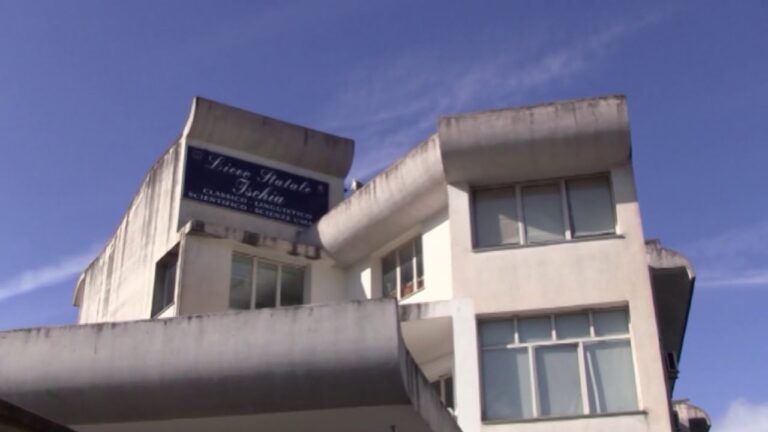 PRIMI CASI POSITIVI NELLE SCUOLE ISCHITANE E SUI VACCINI GIALLO SULLE CONVOCAZIONI A CARDITO, MA L’ASL HA GIA’ RISOLTO