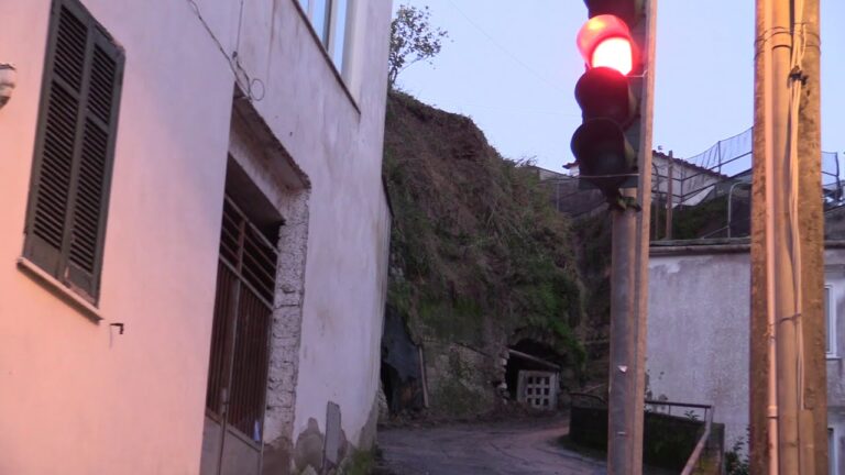 A CASAMICCIOLA FRANA COSTONE IN VIA OMBRASCO, TRAGEDIA SFIORATA