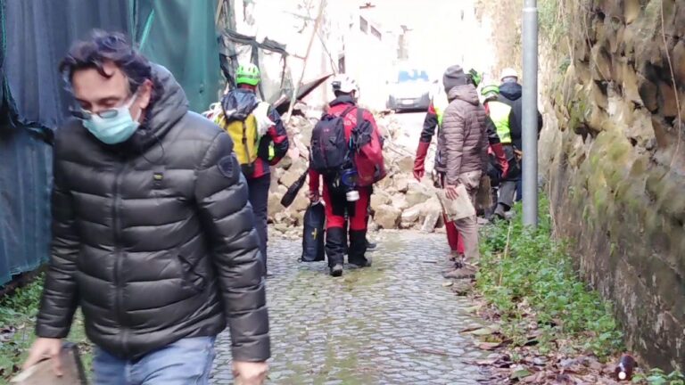 A CASAMICCIOLA CROLLA PARTE DELLO STABILIMENTO TERMALE “LA RITA”, PREOCCUPAZIONE PER L’ALVEO OSTRUITO DALLE MACERIE