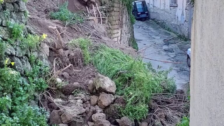 BARANO –  ANCORA SMOTTAMENTI IN VIA GIORGIO CORAFA’, A QUANDO LA MESSA IN SICUREZZA DELLA PARRACINA CHE COSTEGGIA LA STORICA STRADA?