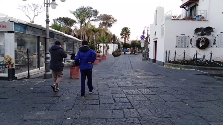 CAMPANIA DA DOMENICA IN ZONA ARANCIONE: CHIUDONO BAR E RISTORANTI, LE SUPERIORI RITORNANO IN DAD