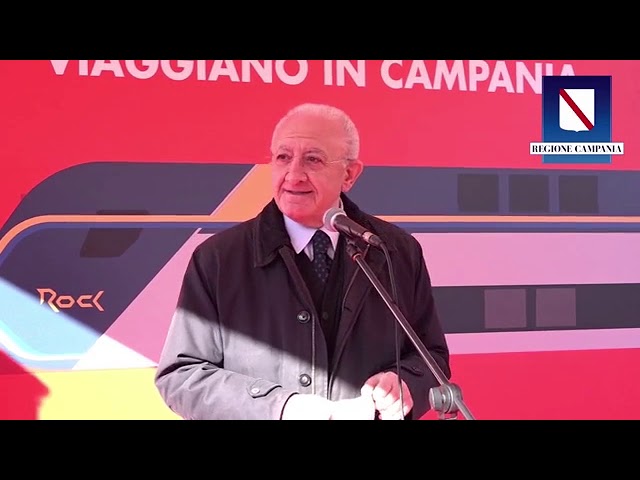 DE LUCA ALL’INAUGURAZIONE DI DUE NUOVI TRENI: “LA CAMPANIA PRIMA IN ITALIA NELLA CAMPAGNA DI VACCINAZIONE, NON ABBASSIAMO LA GUARDIA”