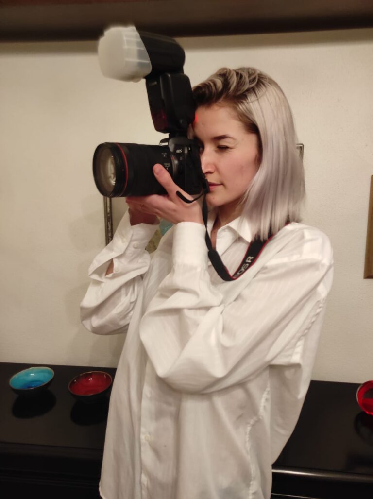 DONNE SOTTO SCATTO: LA MOSTRA FOTOGRAFICA CHE CELEBRA IL LATO FEMMINILE DELL’ISOLA