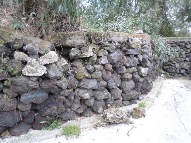 ISCHIA, MURO DI CINTA PROSSIMO AL CROLLO SULLO STALLO RISERVATO ALLE PERSONE DISABILI IN VIA MICHELE MAZZELLA