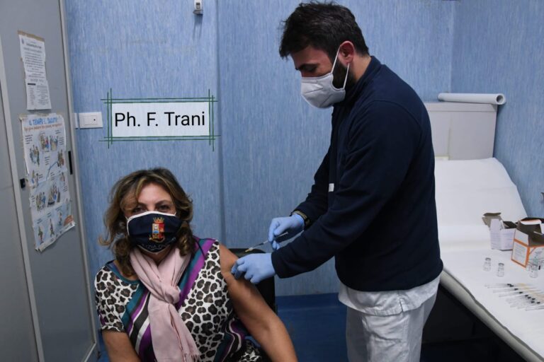 VACCINI – TOCCA ANCHE ALLA POLIZIA, TRA I VACCINATI  LA DOTT.SSA FERRARA