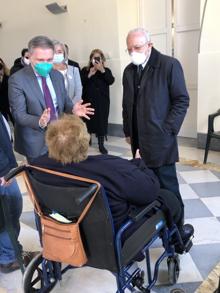 COVID 19 – IL PRESIDENTE VINCENZO DE LUCA IN VISITA A BACOLI PER IL VIA DELLA VACCINAZIONE AI PAZIENTI FRAGILI