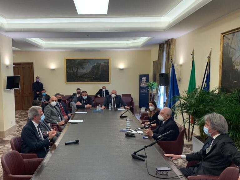 DE LUCA INCONTRA I SINDACI: “VACCINAZIONE IMMEDIATA PER IL COMPARTO TURISTICO”