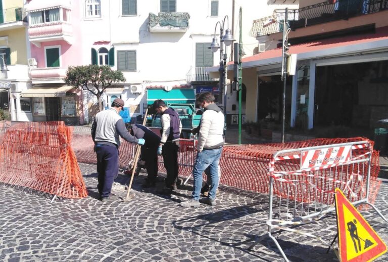 PIAZZA ANTICA REGGIA, IL COMUNE RICHIAMA LA DITTA PER SISTEMARE “L’ASSESTAMENTO ANOMALO”
