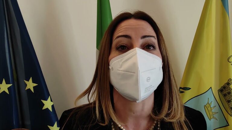 L’ASSESSORE LUCIA FORTINI AD ISCHIA: “LA REGIONE CAMPANIA AL FIANCO DELL’ISOLA SE I SINDACI SARANNO UNITI. GLI ABBATIMENTI? BISOGNA INTERVENIRE, DE LUCA INCONTRERA’ I SINDACI”