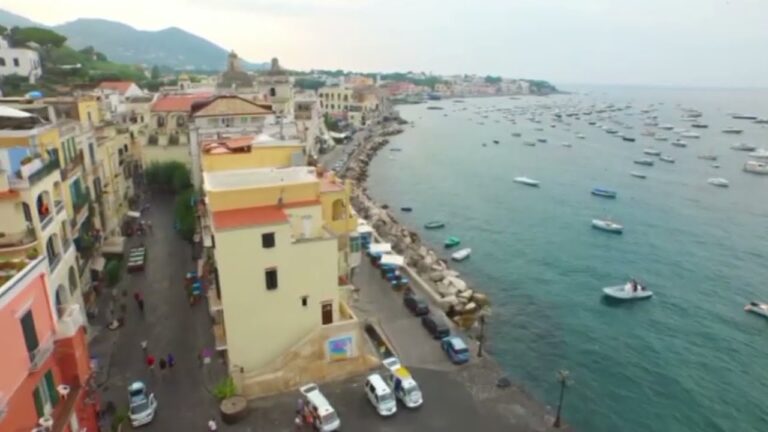 I SINDACI DELL’ISOLA D’ISCHIA CONTINUANO A STRUMENTALIZZARE IL DRAMMA DELLA POVERTA’ DILAGANTE TRA I LAVORATORI STAGIONALI