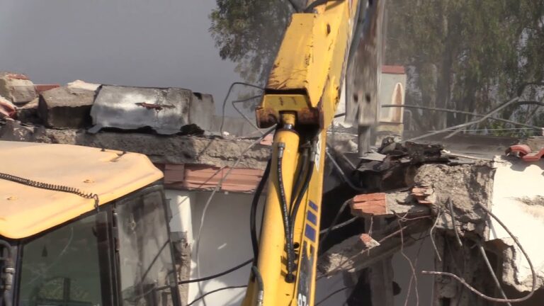 LO STRAZIO DI VIA CALOSIRTO, A POCHI GIORNI DALLA PASQUA DEMOLITA IN POCHE ORE LA CASA DELLA FAMIGLIA DE SIANO