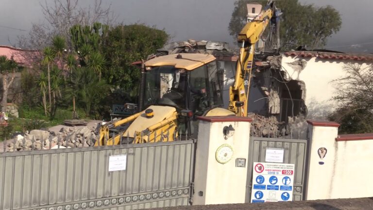 L’AVV. DI SCALA (LEGALE DEI DE SIANO): “COMMESSE ULTERIORI VIOLAZIONI NELL’ESECUZIONE DELLA DEMOLIZIONE, DENUNCEREMO TUTTO”