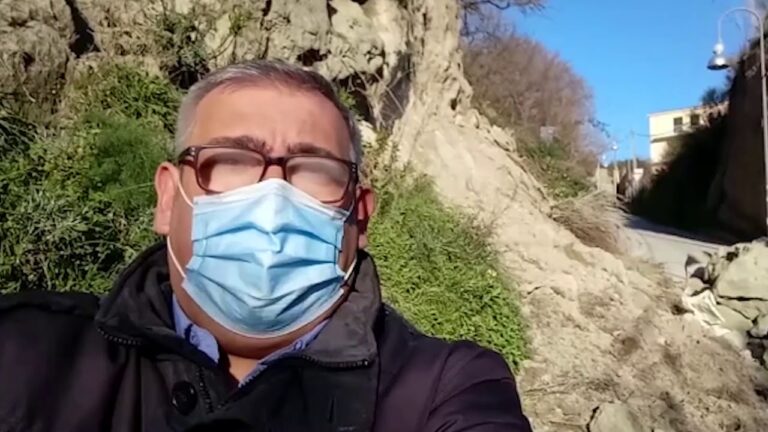 PAUROSO DISSESTO IDROGEOLOGICO IN VIA FUMERIE A PANZA, A QUINDICI GIORNI DAGLI SMOTTAMENTI NON C’E’ STATO ANCORA NESSUN INTERVENTO DI MESSA IN SICUREZZA DEL COSTONE FRANOSO