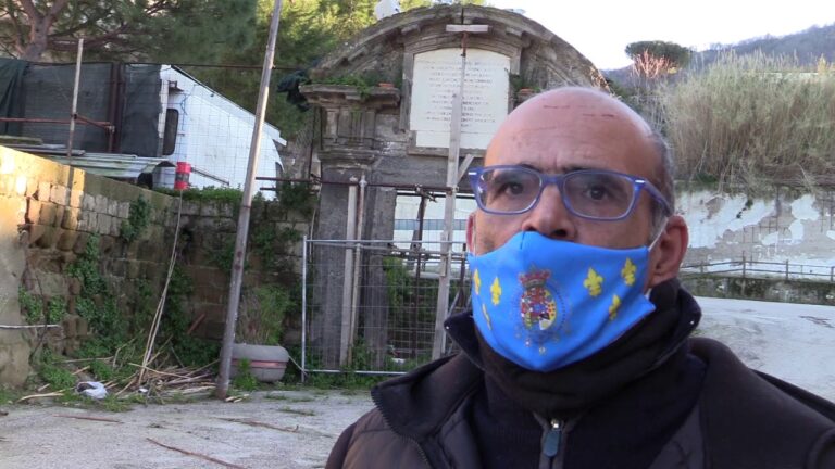 ARCO BORBONICO ABBANDONATO E PERICOLANTE NEL PIO MONTE DELLA MISERICORDIA, L’ASSOCIAZIONE CULTURALE “REGNO DELLE DUE SICILIE” NE CHIEDE IL RESTAURO E LO SPOSTAMENTO IN UN LUOGO PIU’ CENTRALE DI CASAMICCIOLA