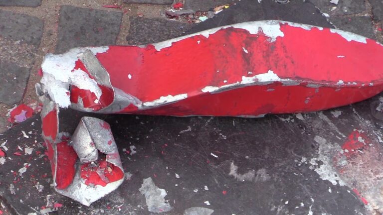 A FORIO DA OLTRE VENTI GIORNI LA PANCHINA CHE RICORDA LA VIOLENZA SULLE DONNE E’ VANDALIZZATA