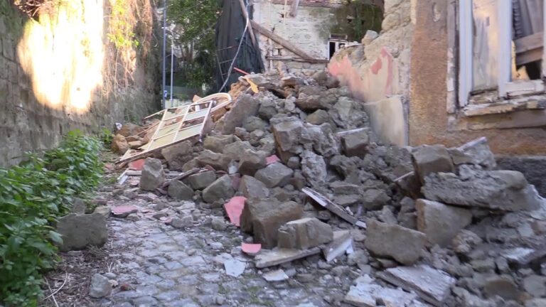 NON ANCORA RIMOSSE LE MACERIE DELLO STORICO STABILIMENTO TERMALE, A CASAMICCIOLA CONTINUA A FAR PAURA L’ALVEO OTTURATO DE “LA RITA” PER CUI SI RISCHIA UNA NUOVA ALLUVIONE