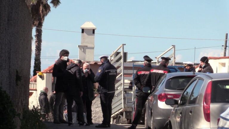 LA PANDEMIA FERMA TUTTO TRANNE GLI ABBATIMENTI DELLE PRIME CASE: A FORIO UN CASO SOSPETTO COVID RINVIA DI QUALCHE ORA L’ENNESIMA VERGOGNA DI STATO