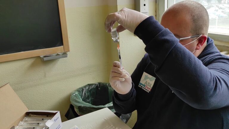 ISCHIA, SITUAZIONE CONTAGI COME LA SARDEGNA MA LE SCUOLE (SENZA CASI) CHIUDONO. NEL WEEKEND VACCINATE 1726 PERSONE