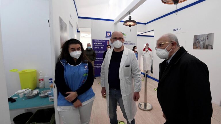 CAMPAGNA VACCINALE IN CAMPANIA – VACCINATO OLTRE IL 90% DEL PERSONALE SANITARIO E DEL PERSONALE SCOLASTICO. AL VIA LA VACCINAZIONE DEI SOGGETTI FRAGILI, MA PROTESTANO I MEDICI