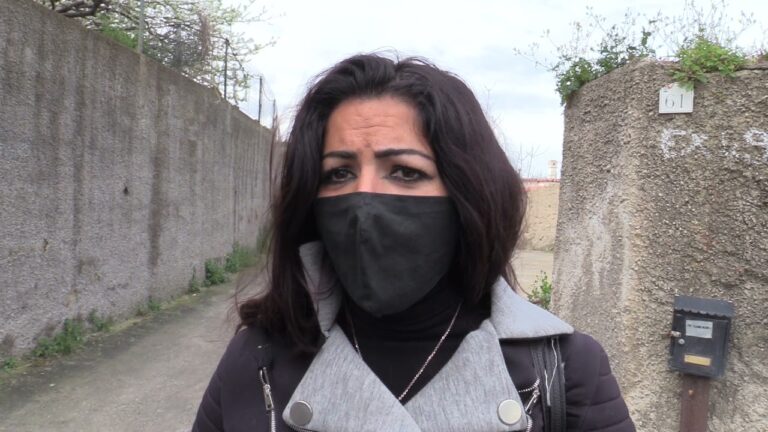 DEMOLIZIONE DELLA CASA IN VIA CALOSIRTO A FORIO, TANTA LA SOLIDARIETA’ PER LA FAMIGLIA DE SIANO. SURI, IRANIANA RIFUGIATA IN ITALIA: “HO VISSUTO LA GUERRA E VISTO ABBATTERE LE CASE CON LE BOMBE, FERMATE LE RUSPE”