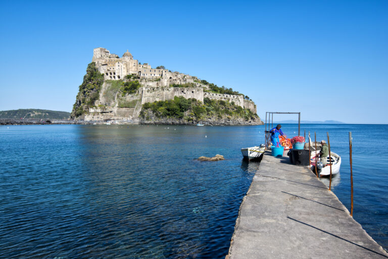 RIPARTE A PICCOLI PASSI IL TURISMO: 14MILA PASSEGGERI IN ARRIVO A ISCHIA NELL’ULTIMO WEEKEND