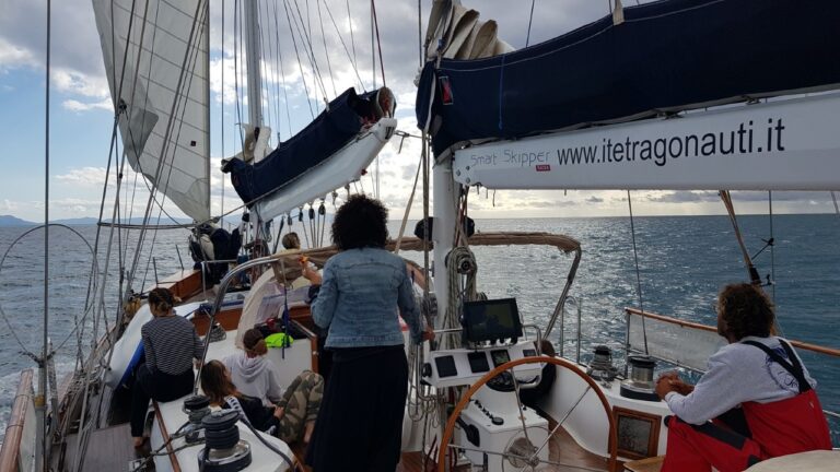 LA SCUOLA IN MARE. “VORREI RISCOPRIRMI CAPACE DI CREDERE IN ME STESSO”, RIPARTITA DA SALERNO LA SFIDA ALLA DISPERSIONE SCOLASTICA