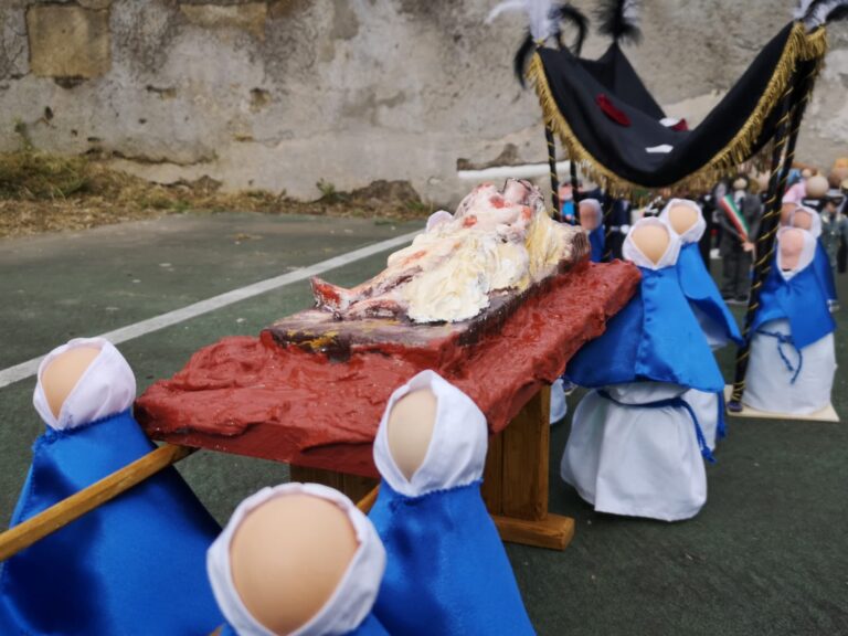 IL NOSTRO VESCOVO DON MIMMO BATTAGLIA SCRIVE AI “RAGAZZINI” DI PROCIDA CHE HANNO ‘SALVATO’ LA PROCESSIONE DEL VENERDI SANTO.