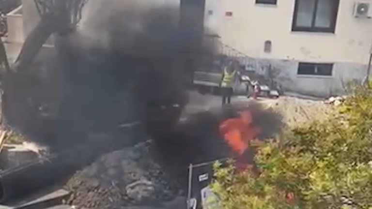 FORIO, A FUOCO UN TUBO IN PVC NEL CANTIERE DEI LAVORI PUBBLICI IN CORSO LUNGO VIA MONSIGNOR SCHIOPPA PRONTAMENTE SPENTO DAGLI OPERAI