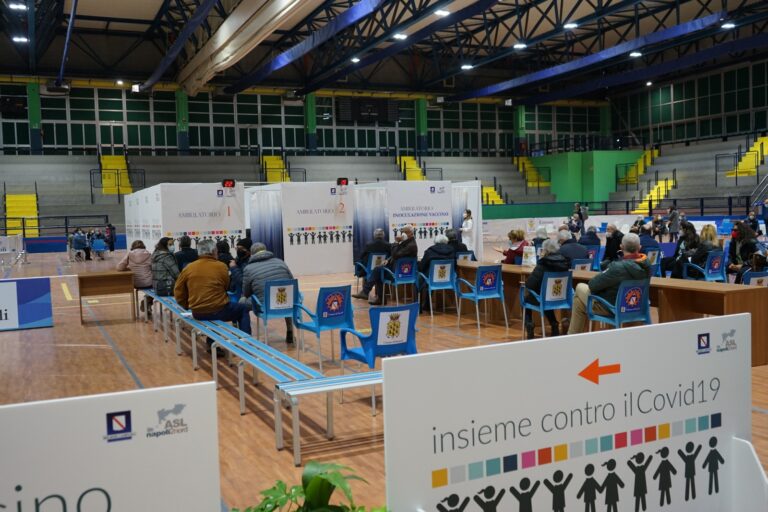 18 CENTRI VACCINALI, 200.000 DOSI SOMMINISTRATE, MA ADESIONE ANCORA TIEPIDA. IL DIRETTORE D’AMORE: “VALUTIAMO DI VACCINARE I SESSANTENNI SENZA PRENOTAZIONE”