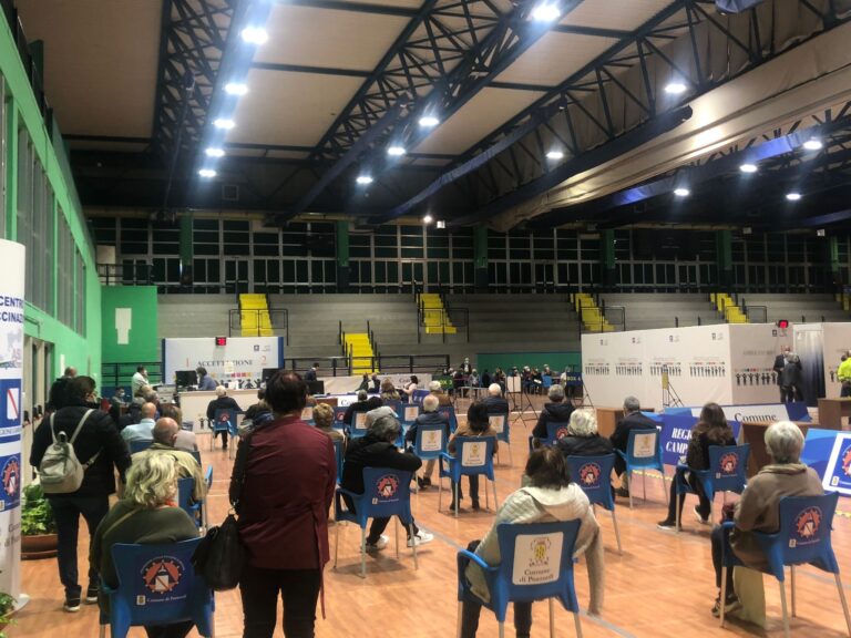 2000 OVER60 VACCINATI SENZA PRENOTAZIONE NELLA PRIMA GIORNATA DEGLI OPEN DAY DELL’ASL NAPOLI 2 NORD. IL DIRETTORE GENERALE: ” RIPETEREMO ESPERIENZE SIMILI”