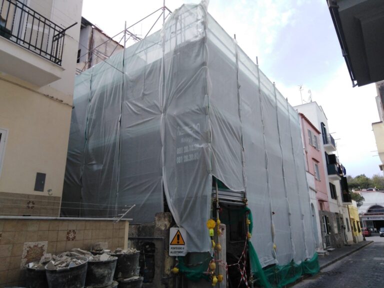 ISCHIA – UN UOMO FERITO DALLA CADUTA DI CALCINACCI DA UN FABBRICATO IN RISTRUTTURAZIONE