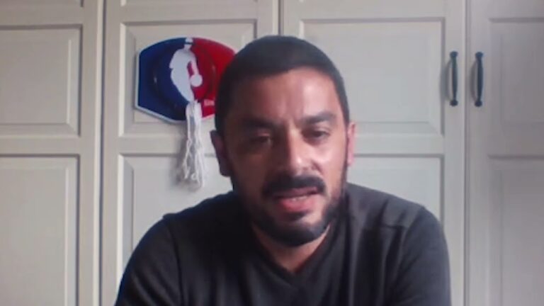 RIMOSSO IL BOMBOLONE DEL GAS, A PROCIDA IMMINENTE L’ABBATTIMENTO DELLA CASA DI FILUCCIO AMBROSINO: DECINE DI GIOVANI DA STAMATTINA SOLIDARIZZANO CON QUESTA FAMIGLIA PERBENE E BENVOLUTA DA TUTTI