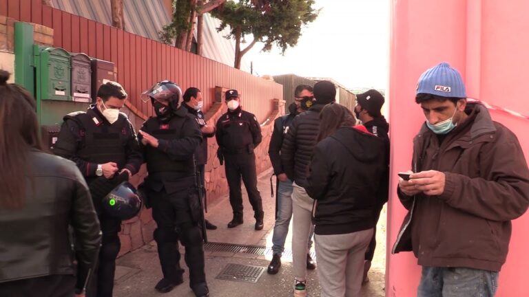 RUSPA IN AZIONE, TENSIONE ALLE STELLE A PROCIDA DOVE PROSEGUE L’ABBATTIMENTO DI CASA AMBROSINO: LA SOLIDARIETA’ DI DECINE DI GIOVANI CHE OCCUPANO SIMBOLICAMENTE LA SALA CONSILIARE