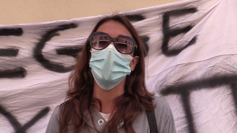 RABBIA E DELUSIONE NEI FIGLI DI SILUCCIO AMBROSINO A CUI SI STA DEMOLENDO LA CASA A PROCIDA: “NOI VITTIME DI UN’INGIUSTIZIA, NON CI FERMEREMO SINO A QUANDO NON SI FARA’ PIENA LUCE SU TUTTA LA VICENDA”