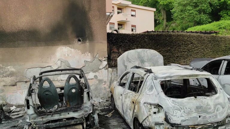 PAURA E TRAGEDIA SFIORATA SULLA 167: ESPLODONO CINQUE AUTO COMPLETAMENTE DISTRUTTE DALLE FIAMME, INDAGA LA POLIZIA