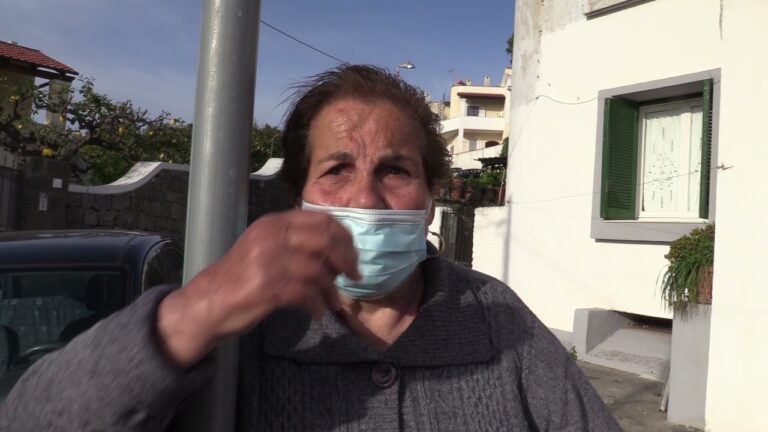 ABBANDONO E DEGRADO SOCIALE NEL RIONE DELLE CASE POPOLARI DI FORIO LA RABBIA DEI CITTADINI: “CROLLANO CALCINACCI IN CONTINUAZIONE E NONOSTANTE I SOLLECITI, ISTITUTO CASE POPOLARI ED AMMINISTRAZIONE COMUNALE NON INTERVENGONO”