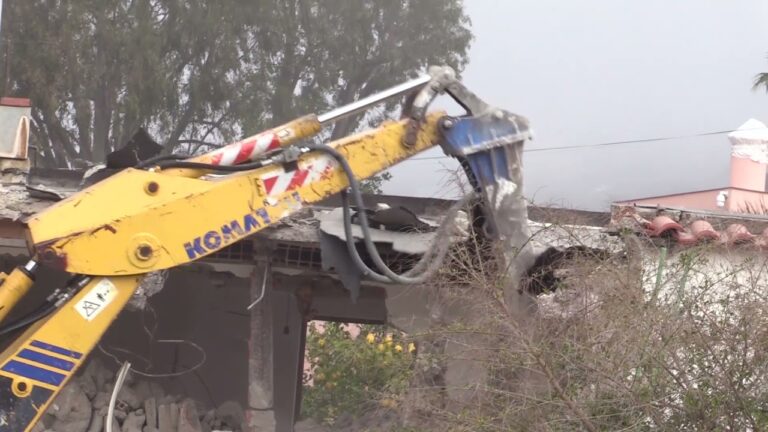 CASE DI NECESSITA’ BRUTALMENTE ABBATTUTE E SCEMPI EDILIZI DI STATO IMPUNITI, GENNARO SAVIO: “SE QUESTA E’ GIUSTIZIA…”