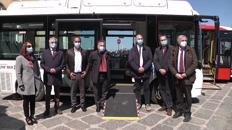 PROCIDA VERSO LA MOBILITA’ SOSTENIBILE: DUE NUOVI MINIBUS E UN PROTOTIPO DI MINIBUS ELETTRICO