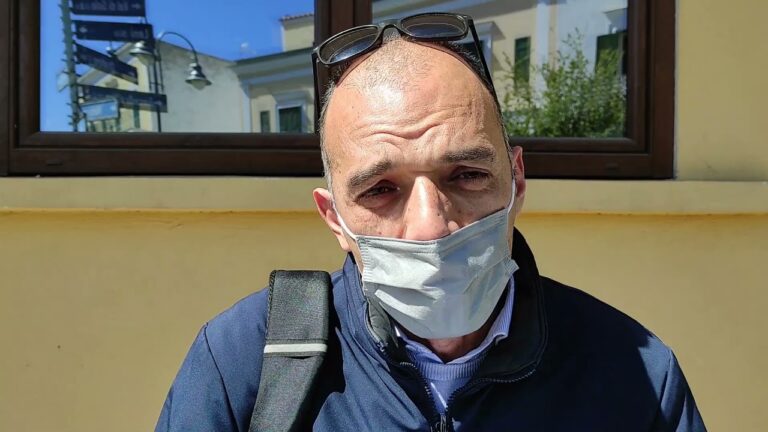 SCUOLE CHIUSE AD ISCHIA, IL SIT-IN DI PROTESTA DAVANTI AL MUNICIPIO PER DIRE BASTA ALLE CHIUSURE. L’AVVOCATO GOFFREDO: “IL DECRETO PARLA CHIARO, I SINDACI NON POSSONO CHIUDERE”