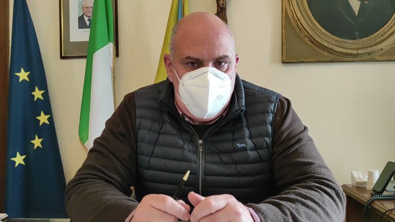 ATTIVO L’HUB VACCINALE DEL PALAZZETTO DI ISCHIA. ENZO FERRANDINO: “CREDIAMO ANCORA IN UN’ISOLA COVID FREE, MA SERVONO PIU’ DOSI. ORA TUTTI CONTRO DI NOI, MA NESSUNO CI AIUTA QUANDO SIAMO IN DIFFICOLTA'”